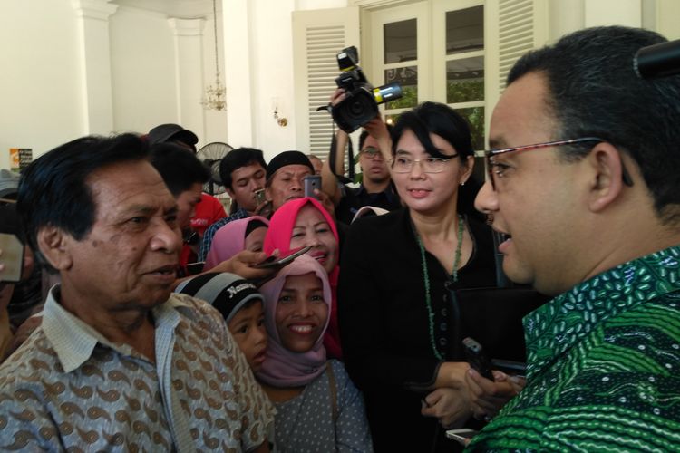 Gubernur DKI Jakarta Anies Baswedan bersama warga Bukit Duri di Balai Kota DKI Jakarta, Jumat (27/10/2017). 