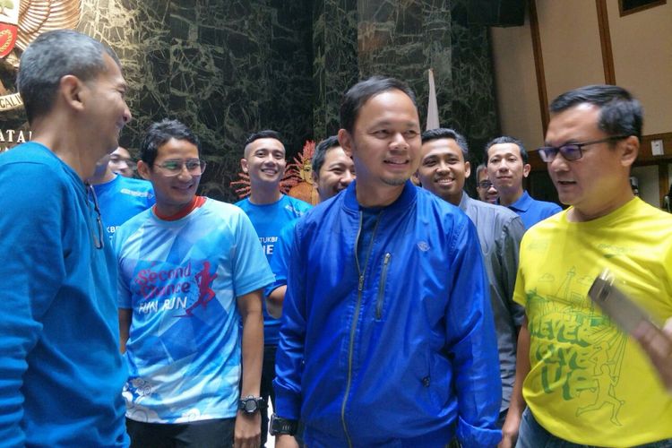Wakil Gubernur DKI Jakarta Sandiaga Uno dan Wali Kota Bogor Bima Arya saat mengikuti carbo loading di Balai Kota DKI Jakarta, Sabtu (28/10/2017). 