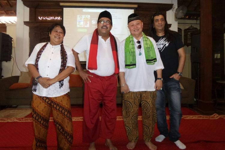Sutradara dan artis peran Rano Karno (kedua dari kiri) menggelar jumpa pers Si Doel The Movie di kediamannya di kawasan Lebak Bulus, Jakarta Selatan, Minggu (29/10/2017).