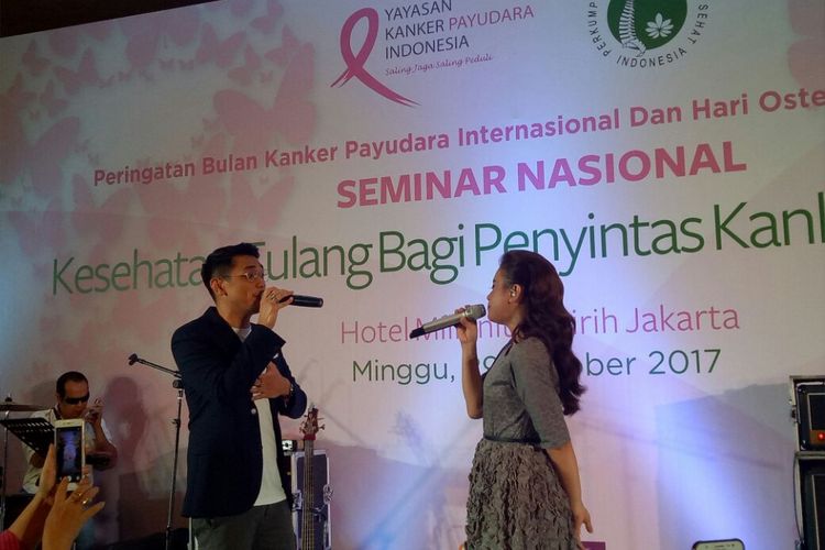 Rossa dan Afgan saat tampil dalam acara Seminar Nasional Kesehatan Tulang Bagi Penyintas Kanker Payudara yang diselenggarakan oleh Yayasan Kanker Payudara Indonesia (YKPI) di Hotel Millenium, Tanah Abang, Jakarta Pusat, Minggu (29/10/2017).