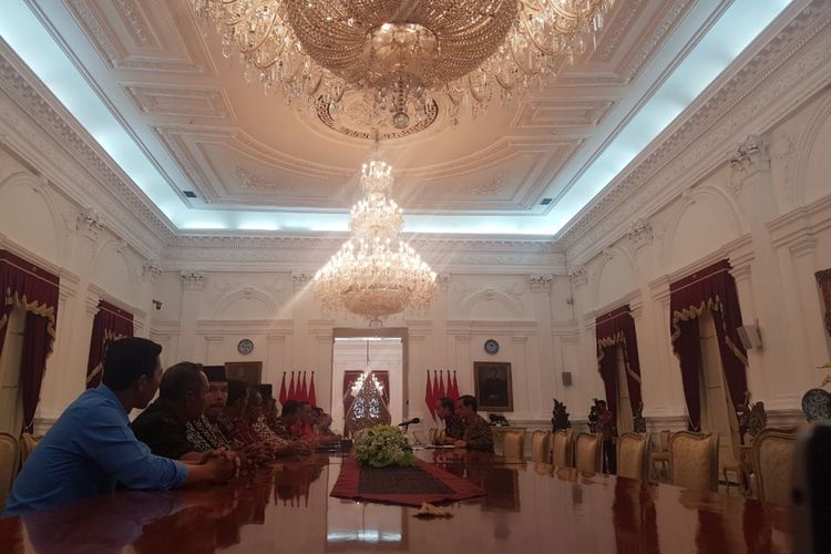 Presiden Joko Widodo menerima asosiasi petani tembakau di Istana Merdeka, Jakarta, Senin (30/10/2017).
