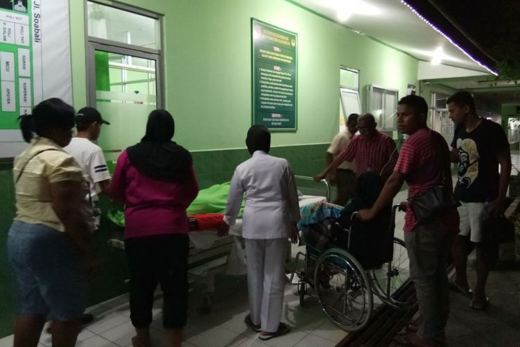 Sejumlah pasien di Rumah Sakit Alfatah Ambon terpaksa dirawat di halaman Masjid Raya Alfatah akibat gempa bumi yang mengguncang kota Ambon, Selasa malam (31/10/2017). Selain di rumah sakit Al Fatah pasien di rumah skait dr Latumeten juga ikut dikeluarkan saat gempa terjadi