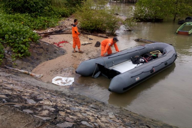 Tim SAR dari Basarnas Kabupaten Nunukan melakukan persiapan upaya pencarian korban tenggelam di Sungai Pampam, Nunukan. Rafik dilaporkan tenggelam saat mandi di Sungai Pampam pada Selasa (31/10/2017) lalu. 