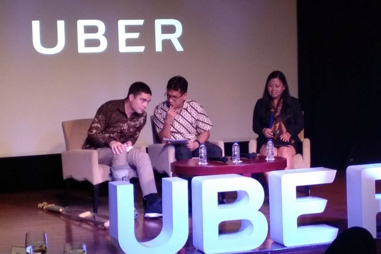 John Colombo, Head of Public Policy and Government Affairs Uber Indonesia, Bernie Moestafa, selaku moderator, dan Mariam Jafaar, Managing Director Boston Consulting Group Asia Pacific, berdiskusi dalam acara peluncuran kampanye #UnlockJakarta di Djakarta Thetaer, Rabu (1/11/2017).
