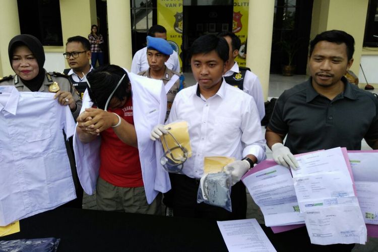 Dokter gadungan dan barang bukti diamankan di Polrestabes Surabaya.