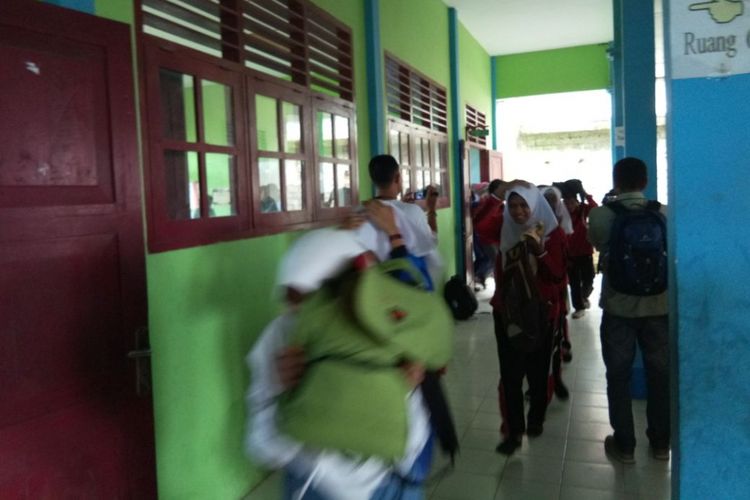 Puluhan guru dan siswa di SMP Al Watan Ambon mengikuti sosialisasi siaga bencana oleh Badan Penanggulangan Bencana Daerah (BPBD) Maluku, Jumat (3/11/2017). Dalam kegiatan itu juga dilakukan simulasi penyelamatan saat gempa terjadi. 