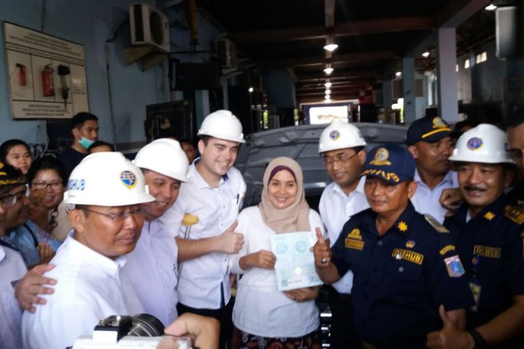 Menteri Perhubungan Budi Karya Sumadi (empat dari kanan), Minggu (5/11/2017) mengunjungi Unit Pelayanan Pengujian Kendaraan Bermotor (PKB) milik Pemerintah Provinsi DKI Jakarta di Pulogadung. ?Kunjungan ini untuk melihat proses uji kelaikan atau KIR kendaraan taksi online. 