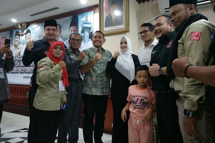Wakil Gubernur DKI Jakarta Sandiaga Uno bersama Ketua Umum Bang Japar, Fahira Idris, di Kantor Wali Kota Jakarta Selatan, Minggu (5/11/2017). 