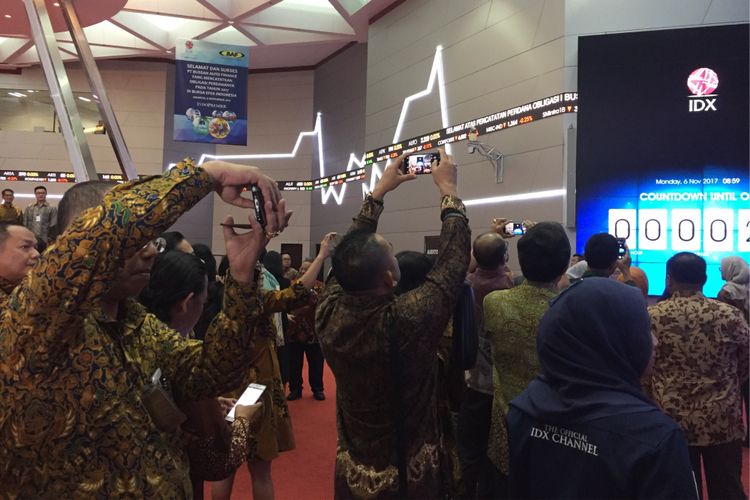 Suasana menjelang pembukaan pasar modal di Bursa Efek Indonesia, Jakarta, Senin (6/11/2017). 
