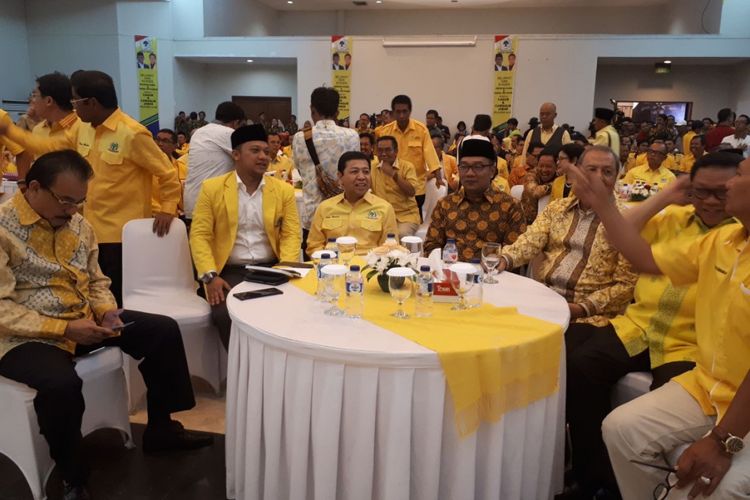 Kandidat gubernur Jawa Barat Ridwan Kamil secara resmi menerima surat keputusan (SK) dukungan dari Partai Golkar untuk Pilkada Jabar 2018.