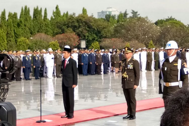 Presiden Joko Widodo memimpin upacara Peringatan Hari Pahlawan di Taman Makam Pahlawan Nasional Kalibata, Jakarta, Jumat (10/11/2017).
