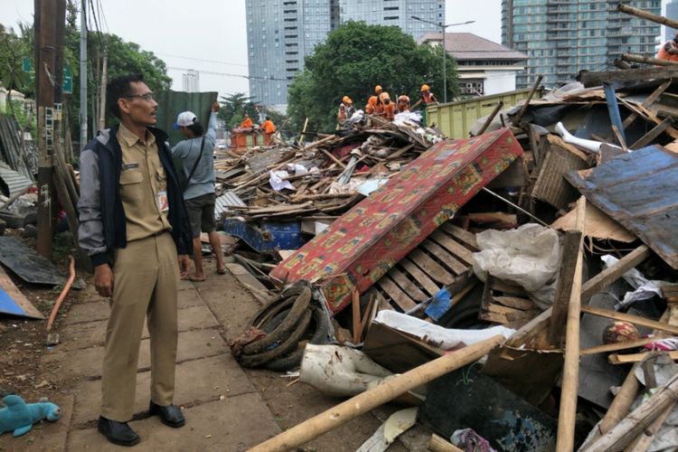 Staf Suku Dinas Lingkungan Hidup Jakarta Pusat, Arifin saat ditemui di pembuangan sampah hasil penertiban sementara, Senin (13/11/2017).