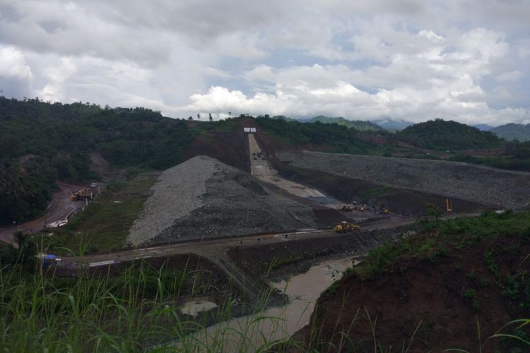 Kondisi pekerjaan proyek Bendungan Lolak, di Bolaangmongondow, Sulawesi Utara, Selasa (14/11/2017).