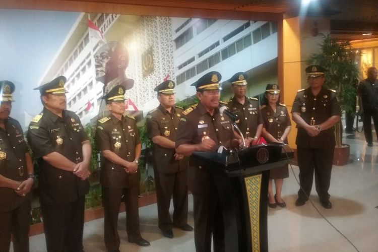 Jaksa Agung HM Prasetyo memberikan keterangan pers usai melantik sembilan pejabat tingkat madya di lingkungan Kejaksaan Agung RI, Jakarta, Rabu (15/11/2017).