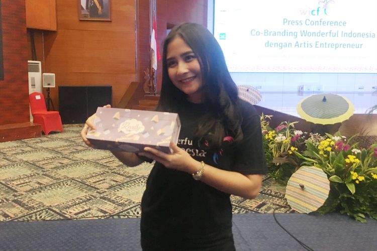 Artis peran Prilly Latuconsina membawa brand cake miliknya di Gedung Kementrian Pariwisata, Jakarta, Selasa (14/11/2017).