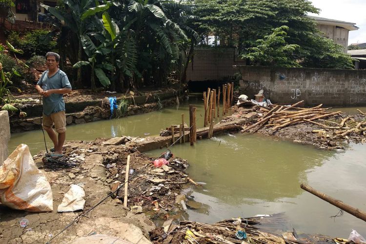 Tanggul jebol di RT 03 RW 06 Jatipadang, Pasar Minggu, Jakarta Selatan, Rabu (22/11/2017).