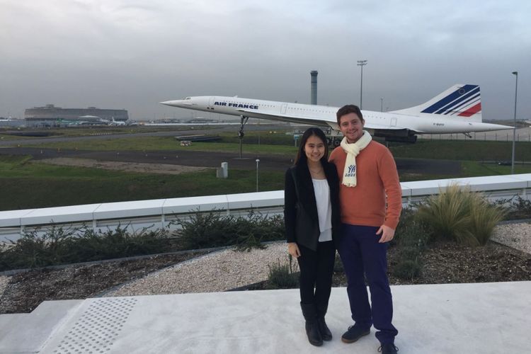 Velita diajak mengunjungi Bandara Charles du Gaulle yang merupakan bandara tersibuk kedua di Eropa.