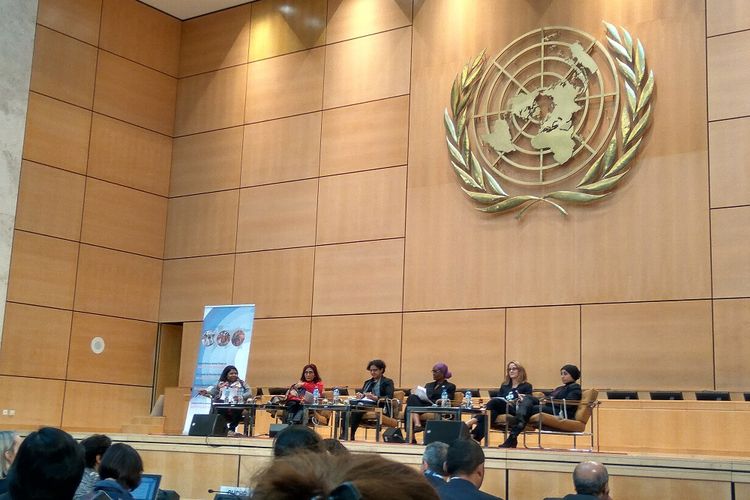 Menteri Kelautan dan Perikanan Susi Pudjiastuti (berbaju merah) bersama panelis lainnya saat berbicara dalam 6th Annual UN Forum on Business and Human Rights di kantor PBB, Jenewa Swiss, Senin (27/11/2017).