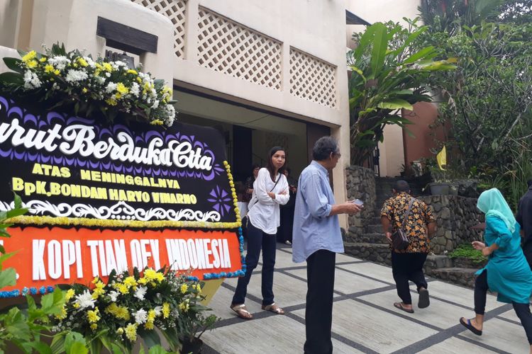 Suasana di rumah duka almarhum Bondan Winarno, di Perumahan Sentul City, Cluster Imperial Golf, Jalan Bangsawan Raya, Bogor, Jawa Barat, Rabu (29/11/2017).