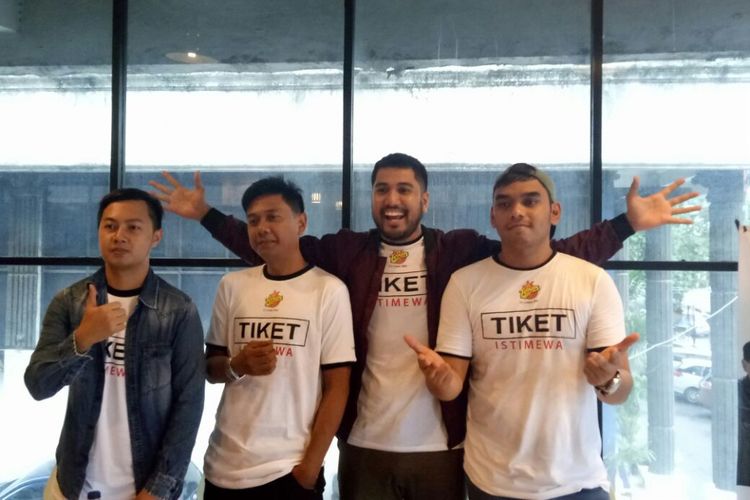 Band Tiket dengan formasi Opet Alatas (bas), Zidni Hakim (vokal), Egie Riyadi (gitar), dan Kiki Akbar (keyboard) merilis album terbaru mereka yang berjudul Istimewa, di Cikini, Jakarta Pusat, Rabu (29/11/2017).
