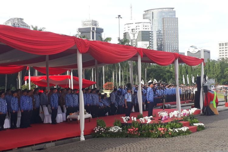 Presiden Joko Widodo saat menjadi inspektur upacara memperingati HUT ke-46 Korpri di Lapangan Monas, Jakarta, Rabu (29/11/2017).