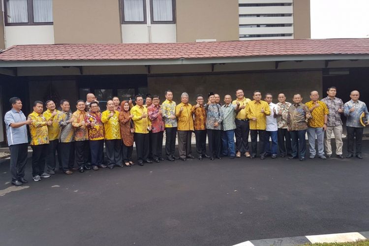 34 DPD Partai Golkar foto bersama seusai menggelar pertemuan di sebuah tempat di Jakarta, Kamis (30/11/2017). Dalam pertemuan itu, mereka sepakat menggelar Munaslub.
