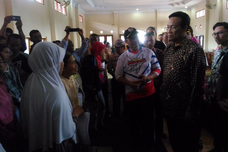 Gubernur DI Yogyakarta, Sri Sultan Hamengku Buwono X meninjau kondisi pengungsi korban banjir di Desa Panjatan, Kecamatan Panjata, Kabupaten Kulon Progo, Sabtu (2/12/2017). Dalam kunjungannya ia menyampaikan masyarakat jika status kebencanaan di DIY meningkat dari siaga bencana menjadi tanggap bencana.