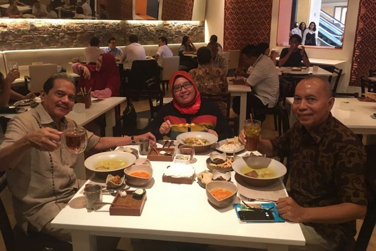 Makan siang terakhir penulis dan Marsekal (Purn) Chappy Hakim (kiri) bersama Bondan Winarno, 24 Oktober 2017.