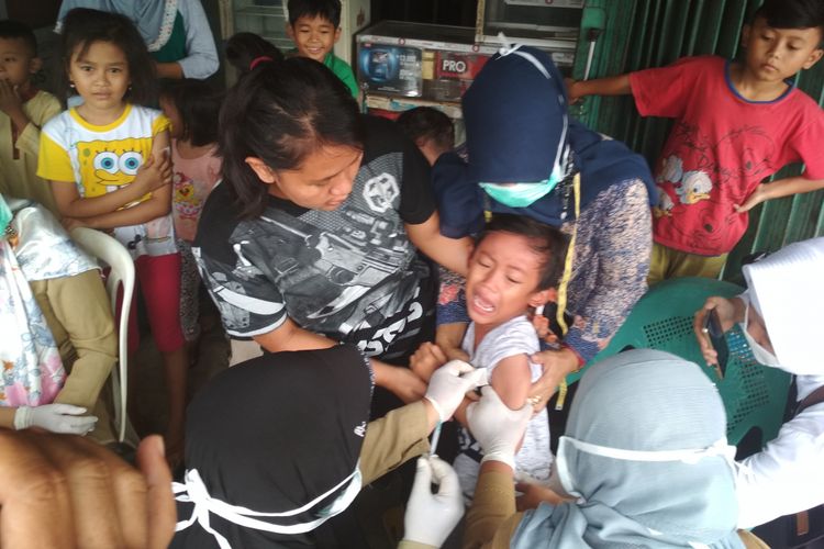 Pelaksanaan imunisasi di Jalan Dokter Taruno,  Karawang, Senin (11/12/2017).