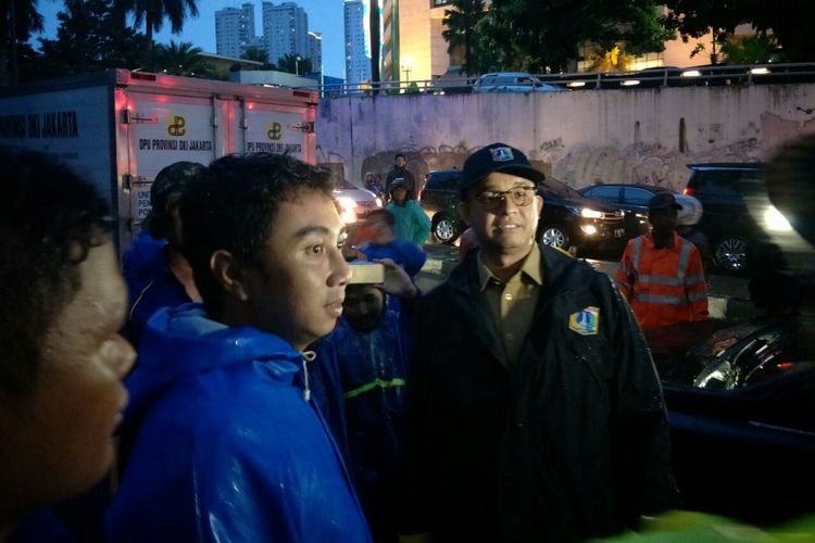 Gubernur DKI Jakarta Anies Baswedan meninjau terowongan Dukuh Atas yang baru saja teremdam banjir, Sabtu (11/12/2017). 