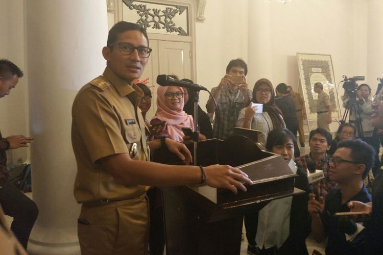 Wakil Gubernur DKI Jakarta Sandiaga Uno doorstop dengan menggunakan podium atau mimbar di Balai Kota DKI Jakarta, Senin (11/12/2017). 