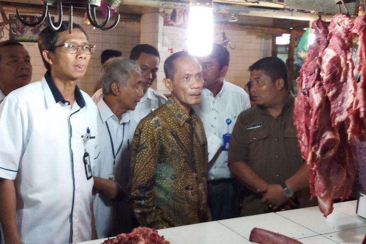 Kepala Badan Ketahanan Pangan Kementan Agung Hendriadi (tengah berkemeja batik) meninjau ketersediaan daging sapi di Medan menjelang Natal 2017 dan Tahun Baru 2018.