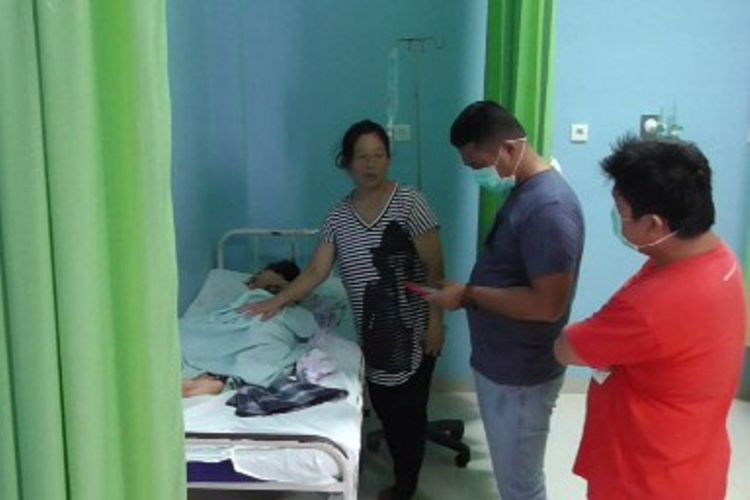 Setelah 7 tahun terbaring tak berdaya di ranjang, nenek Herawati yang terserang tumor ganas kini sedikit lega karena bisa dirawat di rumah sakit atas upaya sejumlah derawan yang bersimpati.