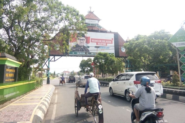 Baliho bergambar Sudirman Said sebagai calon Gubernur Jateng, terpampang di kawasan simpang enam Demak,  Jumat (15/12/2017).