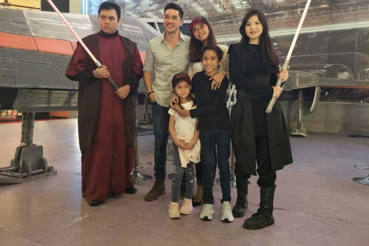 Andrew White, Nana Mirdad, dan dua anak mereka saat menghadiri perayaan kehadiran Star Wars: The Last Jedi di Mal Kelapa Gading 3, Jakarta Utara, Minggu (17/12/2017).