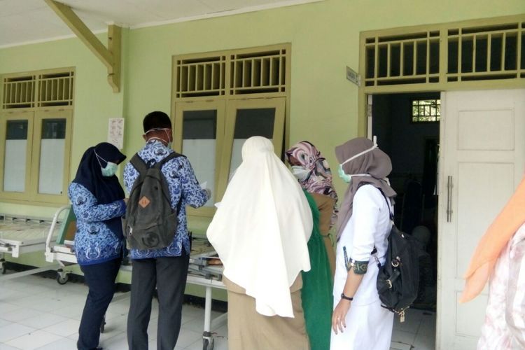 Dua pegawai Dinkes Kota Bima terlihat sibuk mengisi form data pasien suspect difteri RSUD Bima, Senin (18/12/2017).