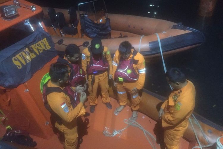 Tim Gabungan Basarnas Batam melakukan pencarian usai dinyatakannya terjadi laka laut antara dua kapal pompong di Perairan Bulang Lintang Batam.