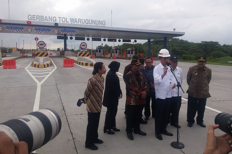 Presiden Jokowi meresmikan Tol Sumo di pintu Warugunung Surabaya.