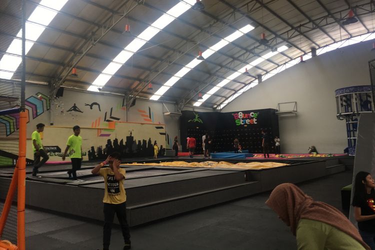 Tempat bermain trampoline dalam ruangan di Bounce Street Asia, Kelapa Gading, Jakarta Utara, Selasa (19/12/2017).