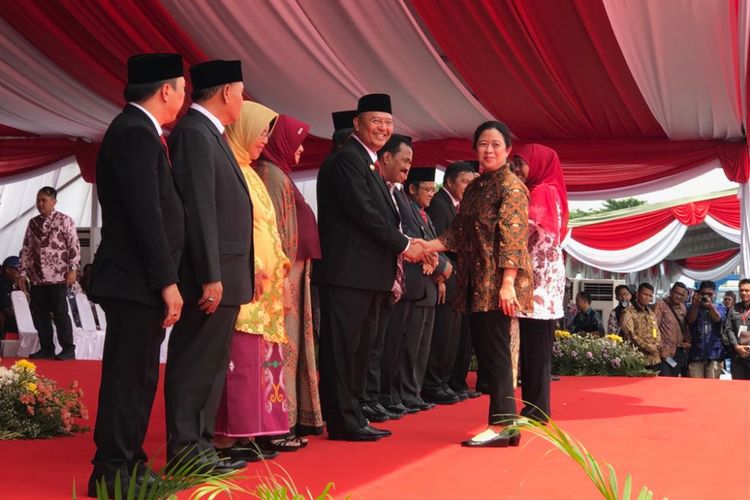 Menteri Puan memberikan penghargaan saat acara Puncak HKSN di Surabaya.