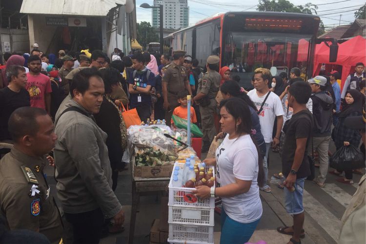 PKL Tanah Abang menolak untuk ditertibkan karena berjualan di trotoar. Merek meminta Pemprov DKI menyediakan lapak khusus bagii mereka, Jumat (22/12/2017).