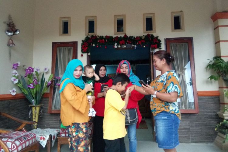 Sejumlah warga muslim mengunjungi kerabatnya yang Kristen di saat perayaan Natal di kawasan Lateri Kecamatan Baguala Ambon, Senin (25/12/2017)