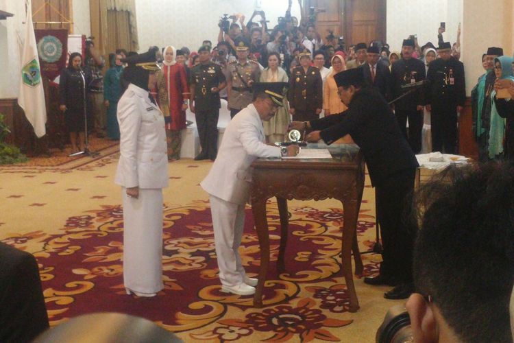 Pelantikan Dewanti Rumpoko sebagai wali kota Batu di gedung negara Grahadi Surabaya