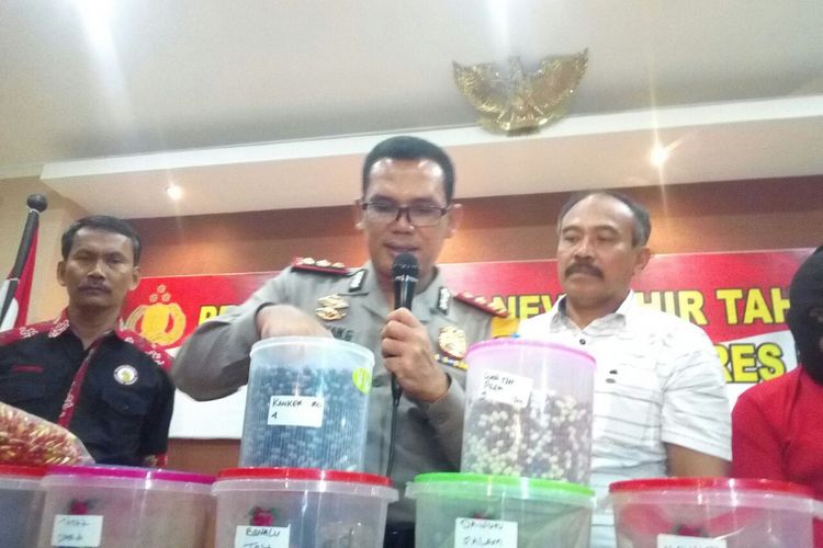 Kapolres Kudus, AKBP Agusman Gurning menunjukkan ribuan obat ilegal yang disita pihaknya di Mapolres Kudus, Sabtu (30/12/2017)