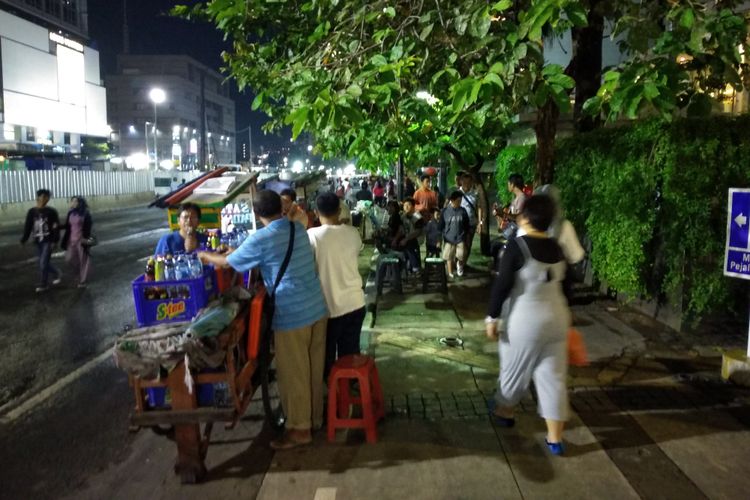 PKL memadati ruas jalan MH Thamrin di acara car free night, Minggu (31/12/2017) untuk merayakan akhir tahun