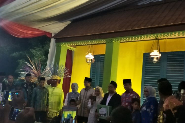 Gubernur DKI Jakarta Anies Baswedan dan wakilnya, Sandiaga Uno saat melayani foto bersama para peserta nikah massal di park and ride MH Thamrin, Jakarta Pusat, Minggu (31/12/2017).