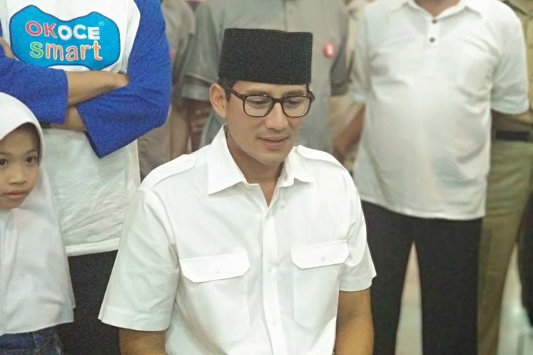 Wakil Gubernur DKI Jakarta Sandiaga Uno ikut donor darah di Masjid At-Tin, Jakarta Timur, Minggu (31/12/2017).