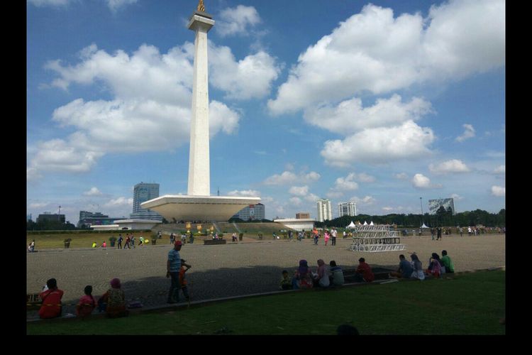 Suasana Monas di pagi hari usai dijadikan tempat perayaan pergantian tahun.