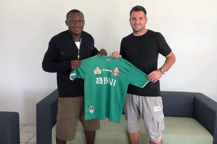 Herman Dzumafo Epandi bersama pelatih Bhayangkara FC, Simon McMenemy.
