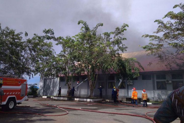 Petugas sedang mencoba memadamkan api yang muncul dari dalam gedung LP kelas II Lambaro Aceh Besar.